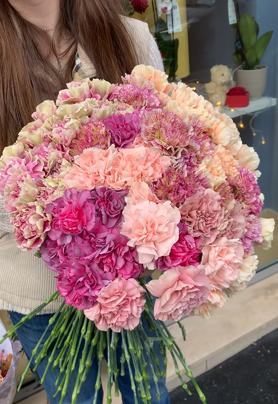 Grand bouquet d'oeillets couleur pêche, rose poudré et fuchsia