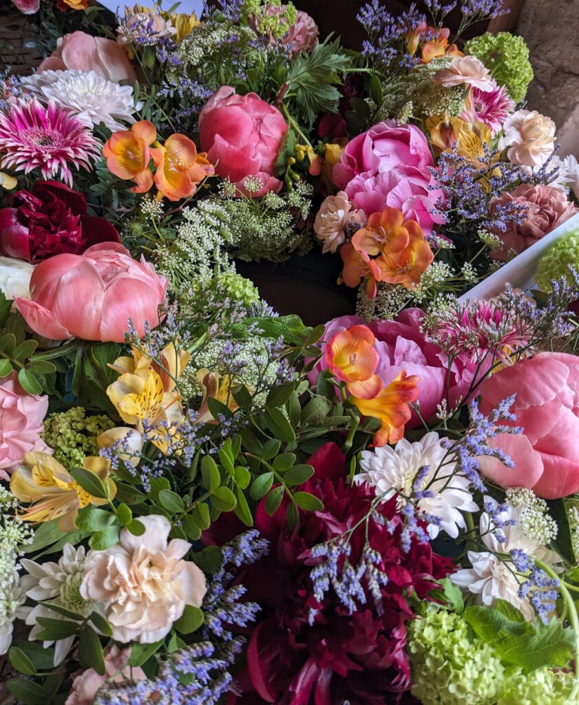 Couronne de deuil en fleurs fraîches