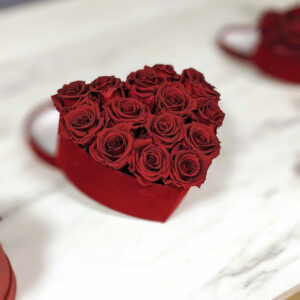 Boîte de roses éternelles en forme de coeur