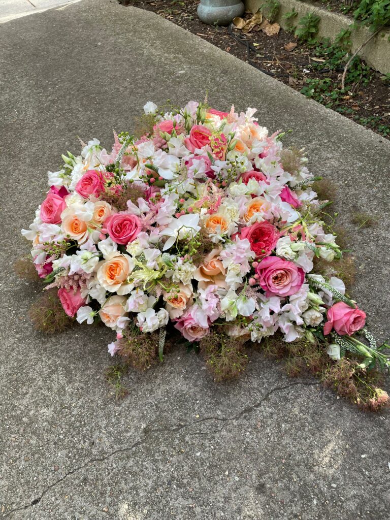 Coeur de fleurs fraîches tons blanc-pastel-orangé